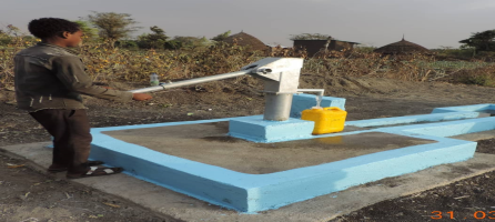 Oberflächen Brunnen mit manueller und elektrischer Pumpe und Wasserhähnen